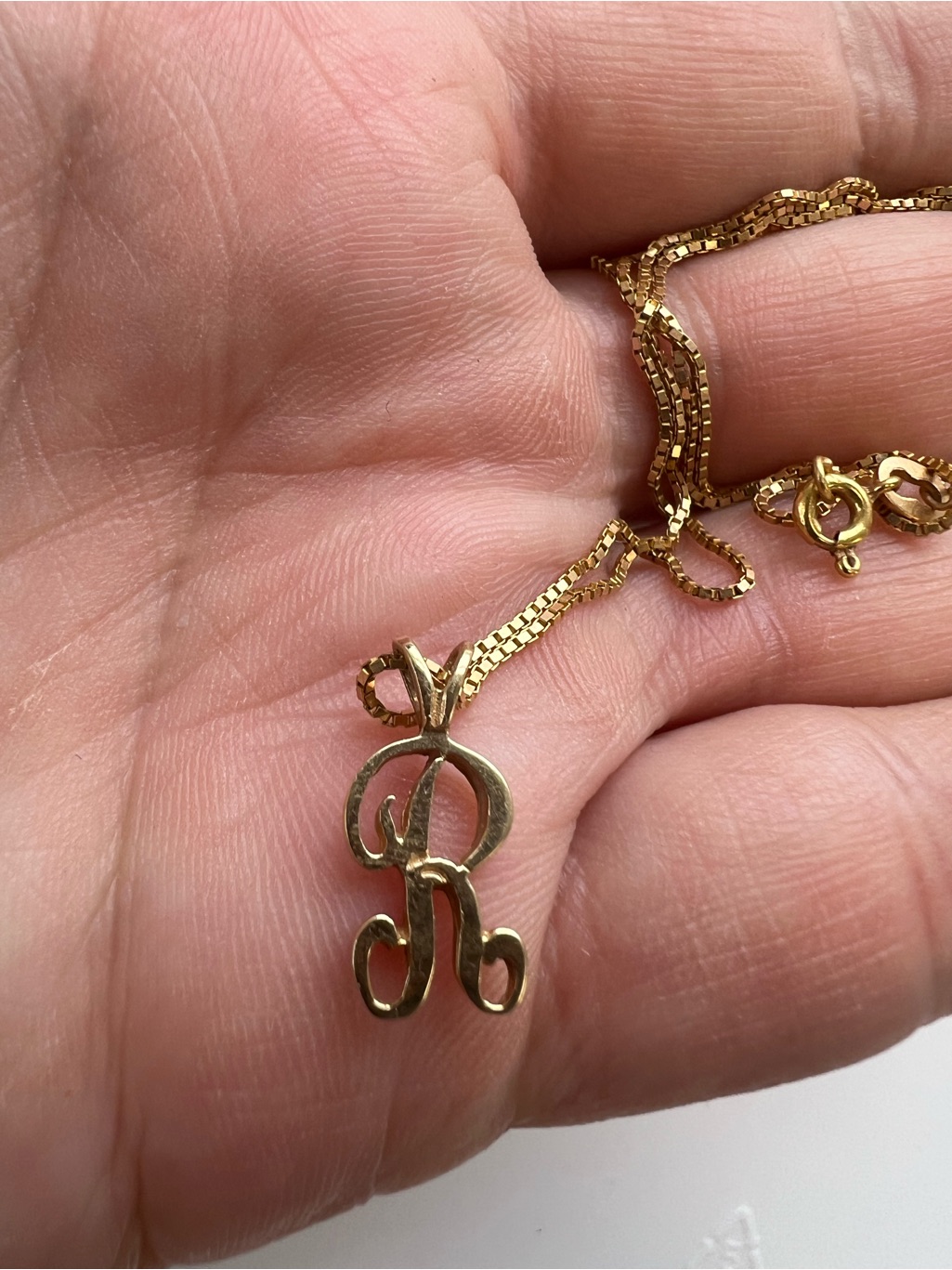 18k Gold Box Chain With A 14k Letter R Pendant Necklace